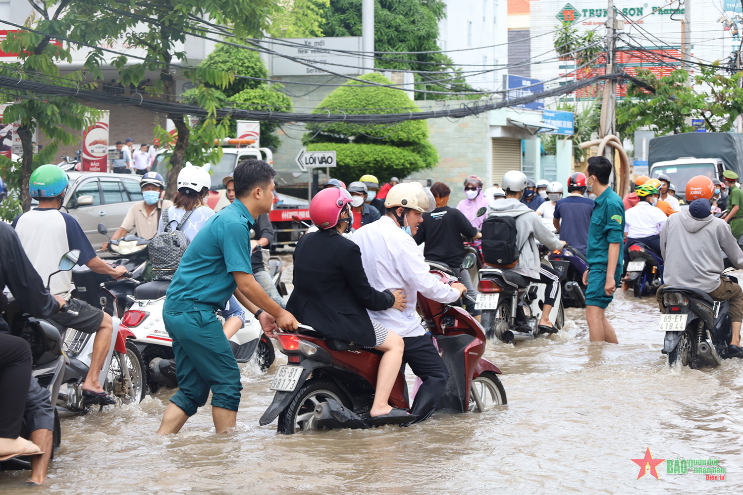 Thành phố Cần Thơ: Các tình nguyện viên tích cực hỗ trợ người dân khi triều cường dâng cao